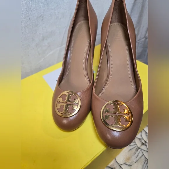 Tory Burch Alice Royal Tan  with Gold Emblem - Picture 3 of 11